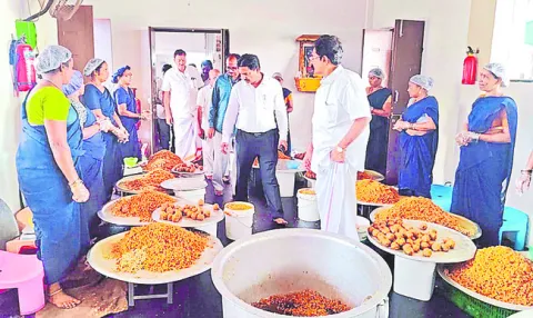 వాడపల్లిలో ఫుడ్‌ సేఫ్టీ  అధికారుల తనిఖీ