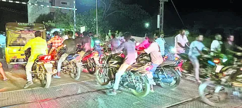 రైల్వేగేట్‌ విరిగి మహిళకు గాయాలు 