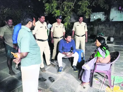 వృద్ధురాలిని బెదిరించి బంగారం దోపిడీ 