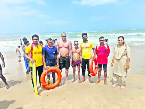 పర్యాటకులను కాపాడిన లైఫ్‌గార్డ్స్‌ 
