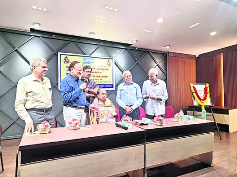 ‘దాట్ల’కు రావిశాస్త్రి సాహిత్య పురస్కార ప్రదానం