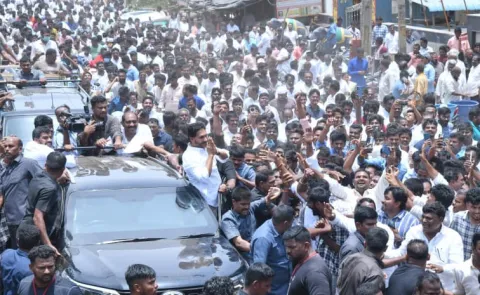 People Break Police Restrictions For YS Jagan Nellore Tour
