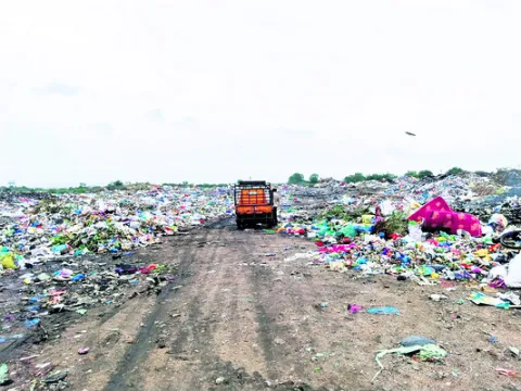 పేరుకుపోతున్న వ్యర్థాలు
