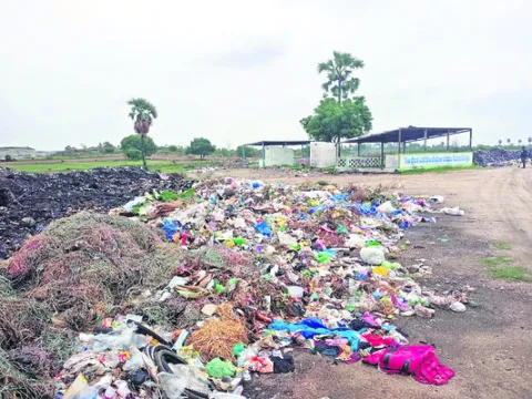 వ్యవసాయ భూములకు వ్యాపిస్తున్న మంటలు
