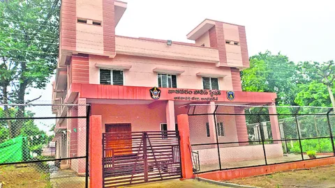 పోలీసు భవనాలకు రాజకీయ గ్రహణం 