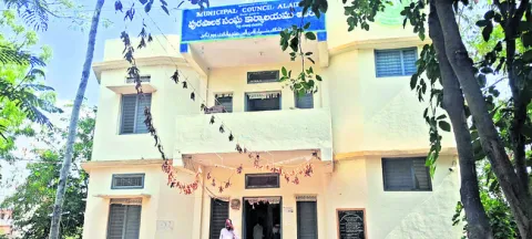 పాత కమిషనర్‌ వెళ్లలేదు.. కొత్త కమిషనర్‌ చేరలేదు..!