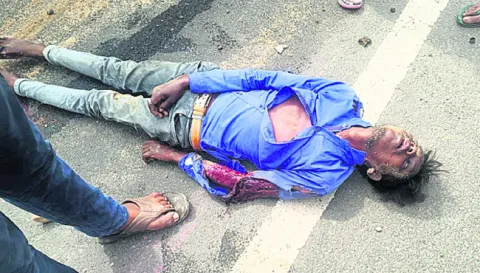 ట్రాక్టర్‌ బోల్తాపడి   డ్రైవర్‌కు గాయాలు