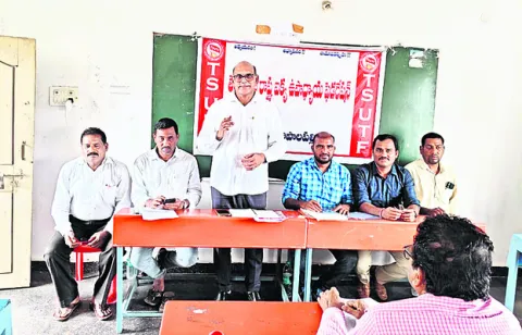 ఉద్యోగులకు పీఆర్‌సీ అమలుచేయాలి 