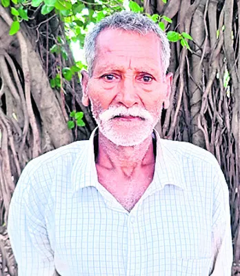 ఊరి మధ్యలో.. ఊడల మర్రి