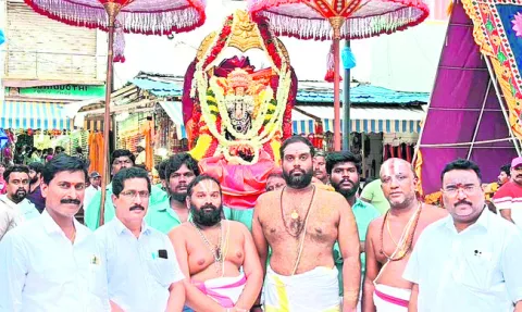 బంగారు తిరుచ్చిపై సూర్య నారాయణుడు 
