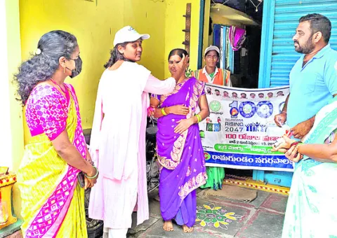 బొట్టుపెట్టి చెబుతున్నా.. రోడ్డుపై చెత్త వేయొద్దు