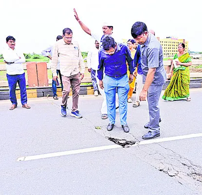 జాతీయ రహదారిపై గుంతలు పూడ్చాలి