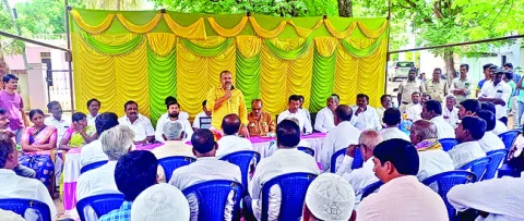 రాజకీయ క్రీనీడలో భూసేకరణ సమావేశం 