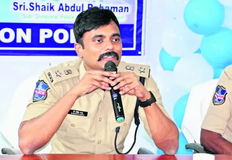 ప్రజలకు నిత్యం అండగా ఉండాలి