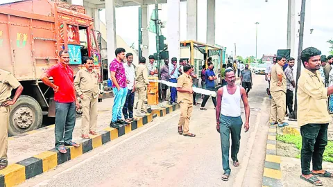 టోల్‌ ఫీజు మినహాయించాలని ఆందోళన