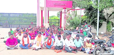 ట్రిపుల్‌ఐటీలో పారిశుద్ధ్య కార్మికుల విధుల బహిష్కరణ