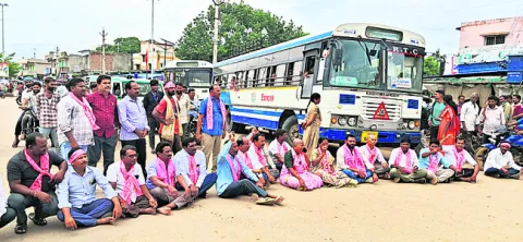 ప్రజాస్వామ్యాన్ని ఖూనీ చేస్తున్న కాంగ్రెస్‌ నాయకులు