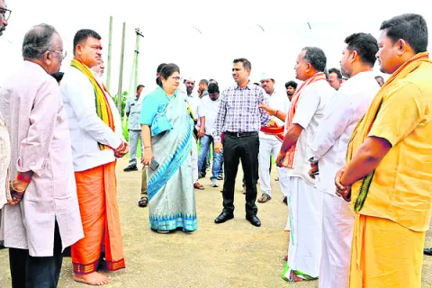 ● భక్తులకు సౌకర్యాల కల్పనపై  ప్రత్యేక దృష్టి పెట్టండి ●