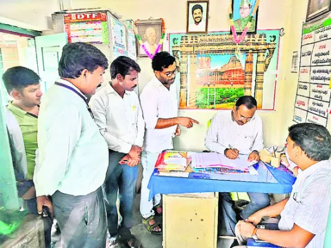పాఠశాలల బలోపేతానికి కృషి 