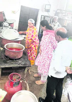వసతి గృహాల్లో సౌకర్యాలు మెరుగుపర్చాలి