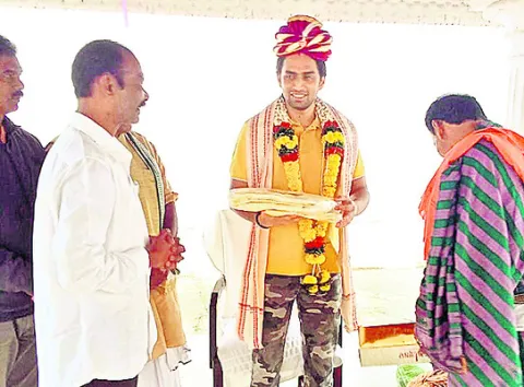 జయపూర్‌ యువరాజుకి గిరిజనుల కానుకలు 