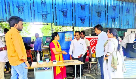 హోటళ్లలో ఫుడ్‌ ఇన్‌స్పెక్టర్‌ తనిఖీ 