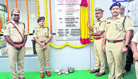 పెట్రోల్‌ స్టేషన్‌ను ప్రారంభించిన డీఐజీ