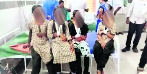 విద్యార్థులపై మందుబాబు దాడి 