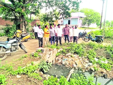 డ్రెయినేజీలు,  రోడ్ల పరిశీలన 
