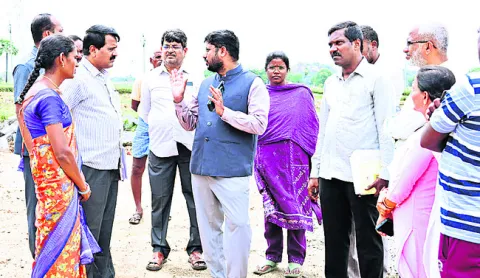 ఇళ్ల నిర్మాణాలు త్వరగా పూర్తి చేసుకోండి