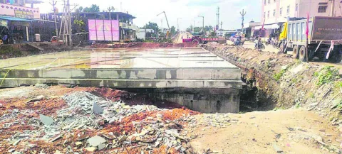 చురుగ్గా బ్రిడ్జి నిర్మాణ పనులు 