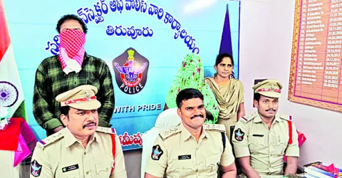 హత్య కేసులో నిందితుల అరెస్ట్‌ 
