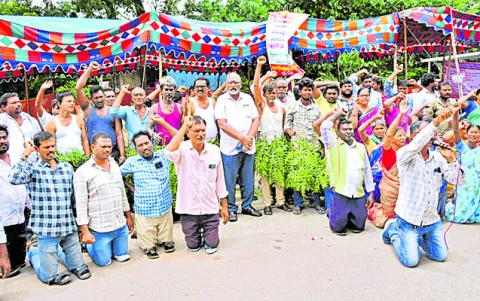 మోకాళ్లపై నిలబడి వినూత్న నిరసన 