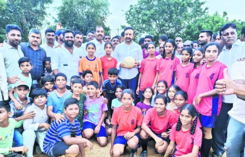 ‘బడికి అండగా నిలుస్తా’
