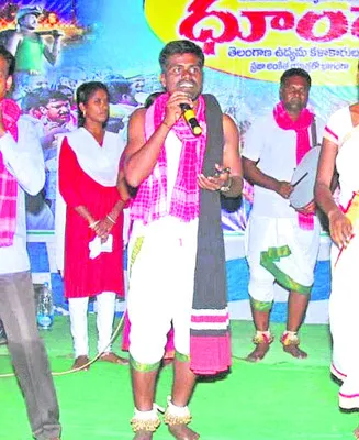 కూలీగా మారిన కళాకారుడు 