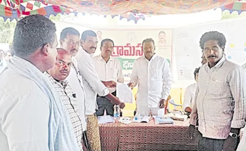 Farmers stage protest against land acquisition in Andhra Pradesh