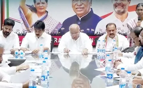 AICC Chief Kharge Serious Warning To MLAs At TPCC Meeting6