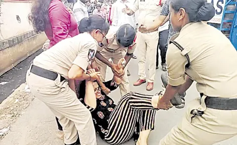 Ap Police Rudely Against Protesting Medical Students: Andhra pradesh