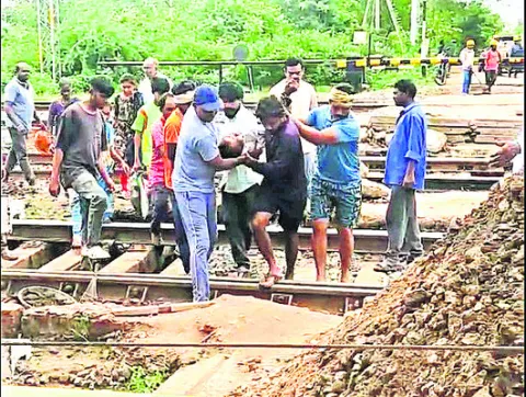 చేతులపై ఎత్తుకుని.. పట్టాలు దాటించి