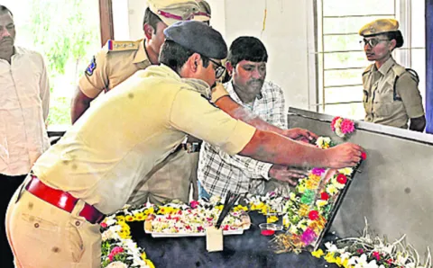 మాజీ సీఎం రోశయ్యకు నివాళి
