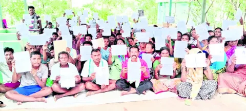 డంపింగ్‌యార్డులో గిరిజనుల నిరసన