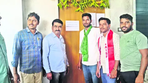 అనుమతి లేని పాఠశాల సీజ్‌