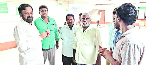 కార్యకర్తలకు అండగా వైఎస్సార్‌ సీపీ 