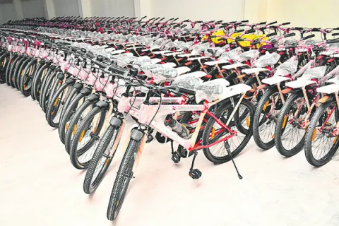 మోదీ కానుకగా సైకిళ్ల పంపిణీ 