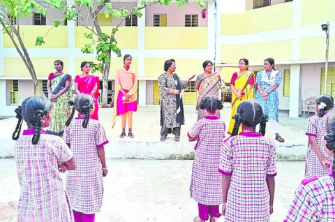 విద్యార్థులతోనే పాఠ్యాంశాలు చదివించాలి 