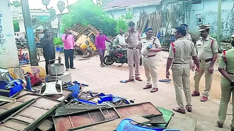 ఇరువర్గాల ఘర్షణతో ఉద్రిక్తత 