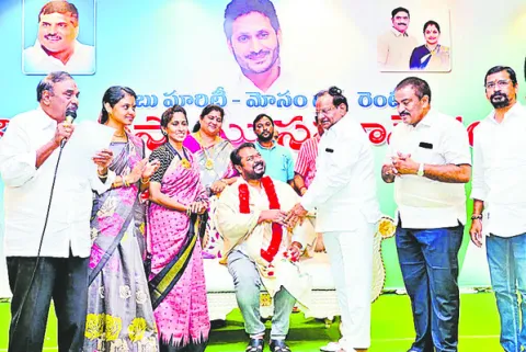 బాబు మోసాలు ప్రజల్లోకి తీసుకువెళ్లాలి