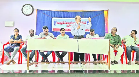 జర్నలిస్టులకు పెన్షన్‌ అమలు చేయాలి 