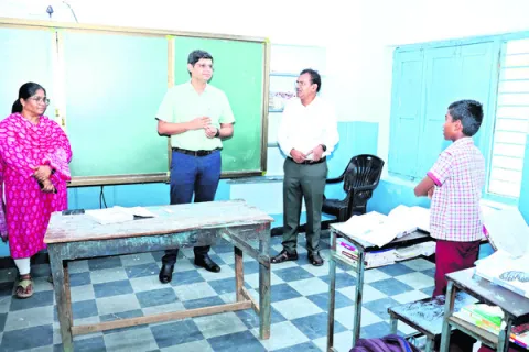 టీచర్‌గా మారిన కలెక్టర్‌