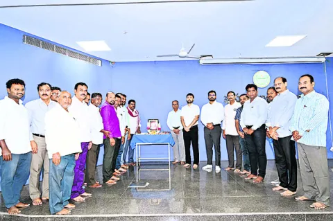 మహనీయుల జీవితం అందరికీ ఆదర్శం